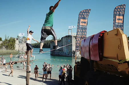 湖畔で観客が集まるスラックラインイベント（モバイル）