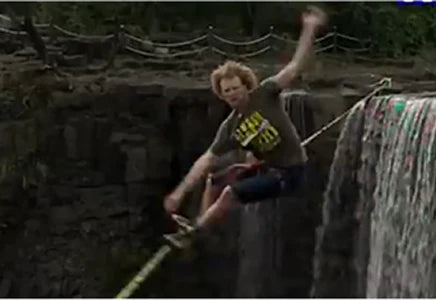 滝の上のスラックラインに立つアンディ・ルイス（モバイル）